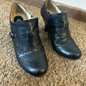 Black‎ heeled booties